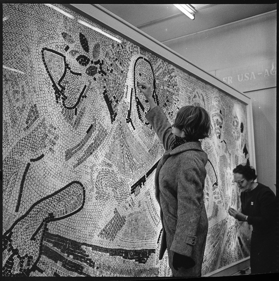 Besucher bestücken das Mosaik der Vietnam-Solidaritätsausstellung im Internationalen Ausstellungszentrum am Bahnhof Friedrichstraße. SW-Foto, März 1968 © K (Kurt Schwarz CC BY-NC-SA)