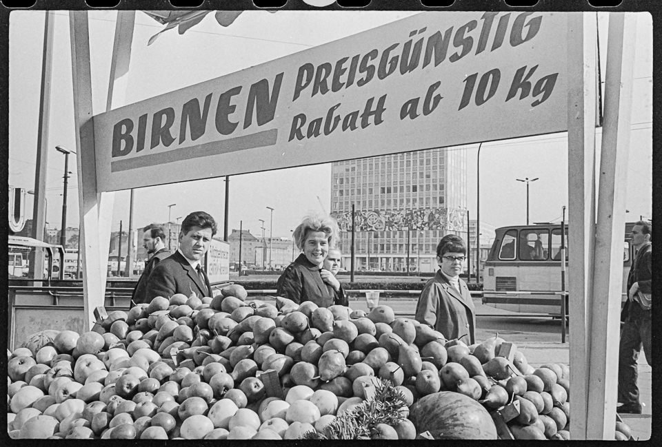 Obstverkaufsstand mit Birnen am Alexanderplatz, 1966. SW-Foto © Kurt Schwarz. (Kurt Schwarz CC BY-NC-SA)