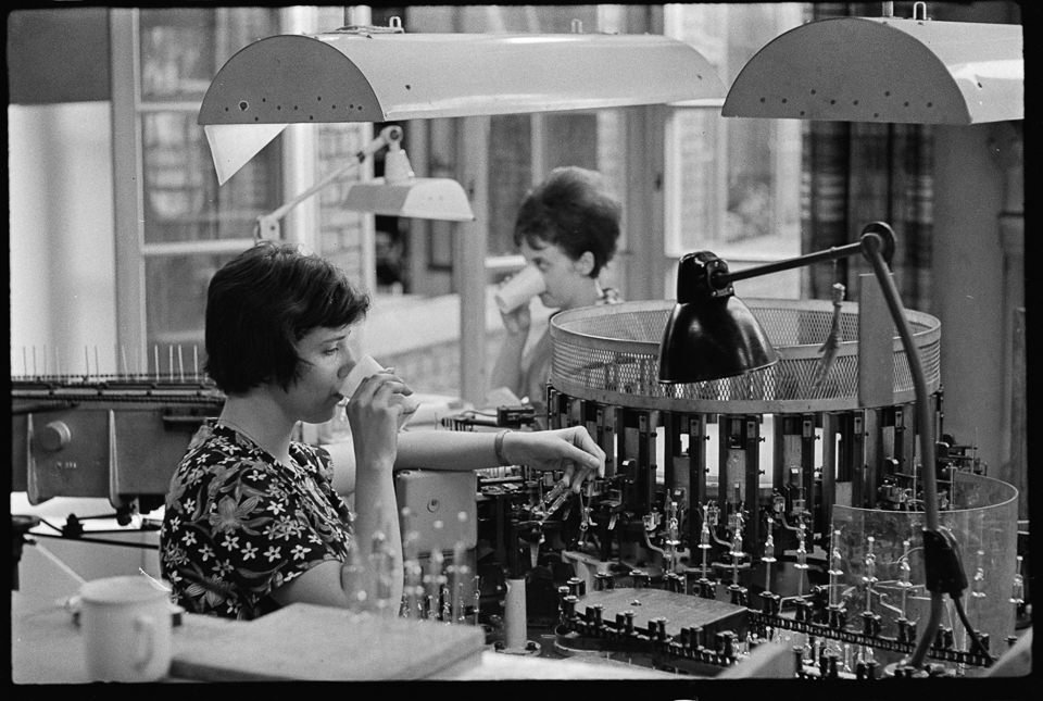 VEB Narva Kombinat, Bild 2: Zwei Frauen trinken in der Produktionanlage aus Plastikbechern. SW-Foto, Juli 1969 © Kurt Schwarz. (Kurt Schwarz CC BY-NC-SA)