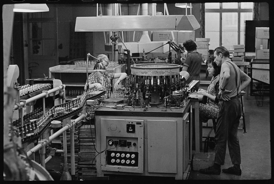 VEB Narva Kombinat, Bild 7: Mitarbeiter an einer Produktionsstraße, SW-Foto, 1969 © Kurt Schwarz. (Kurt Schwarz CC BY-NC-SA)