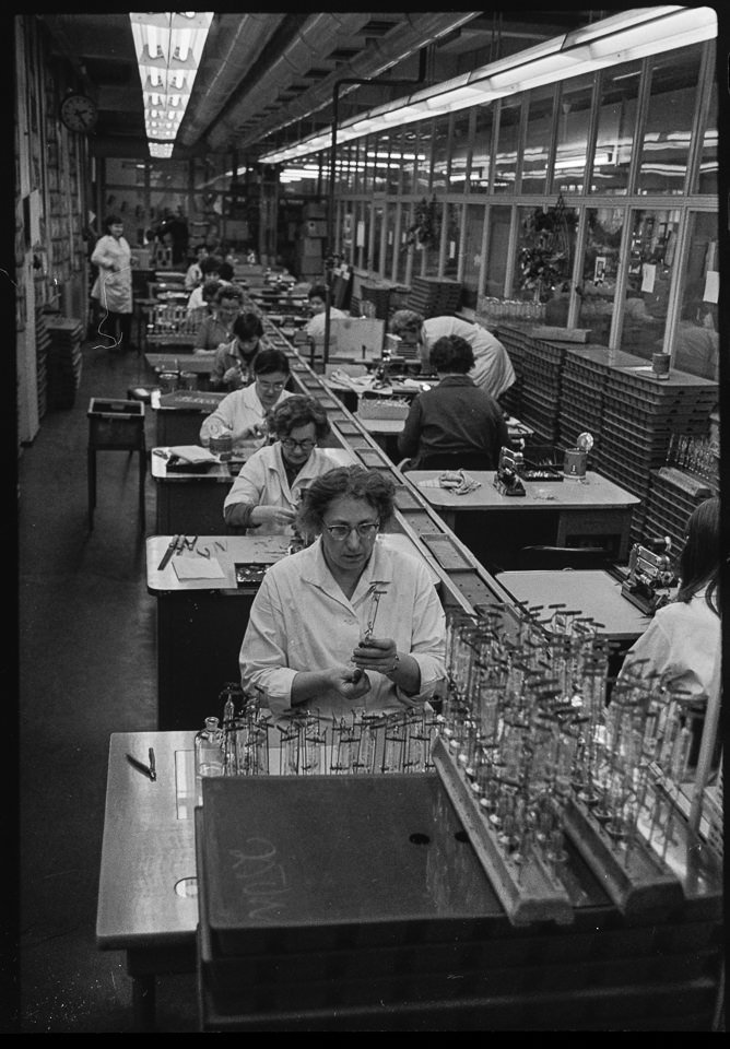 VEB Narva Kombinat, Bild 8: Frauen beim Systemaufbau von Leuchtmitteln. SW-Foto, 1969 © Kurt Schwarz. (Kurt Schwarz CC BY-NC-SA)