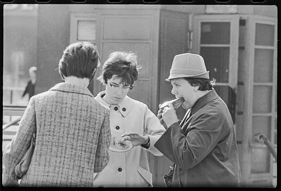 Drei Frauen nehmen im Stehen einen Imbiss ein, 1966. SW-Foto © Kurt Schwarz. (Kurt Schwarz CC BY-NC-SA)