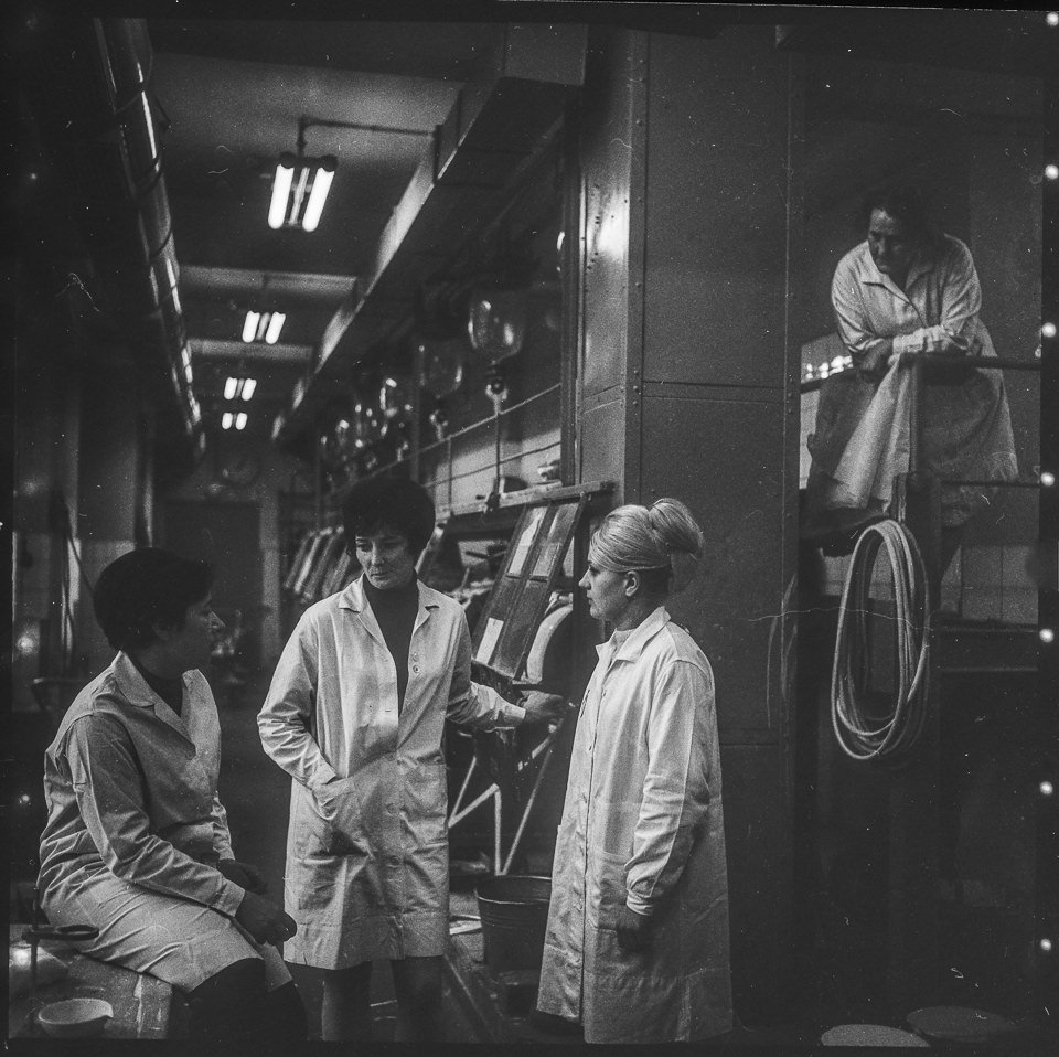 VEB Narva Kombinat, Bild 16: Drei Frauen bei einer Besprechung in der Abteilung "Hochdrucklampe". SW-Foto, 1969 © Kurt Schwarz. (Kurt Schwarz CC BY-NC-SA)
