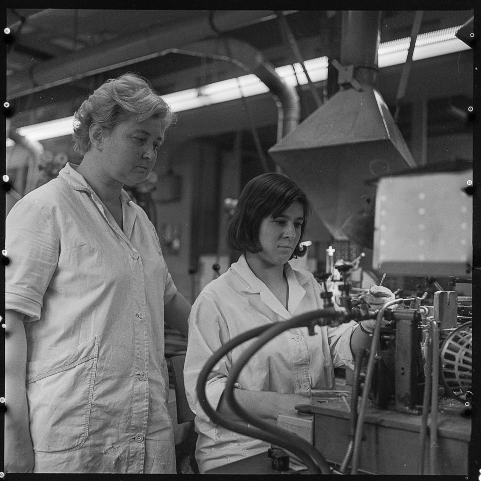VEB Narva Kombinat, Bild 17: Zwei Frauen in der Abteilung "Hochdrucklampe" bei der Arbeit. SW-Foto, 1969 © Kurt Schwarz. (Kurt Schwarz CC BY-NC-SA)
