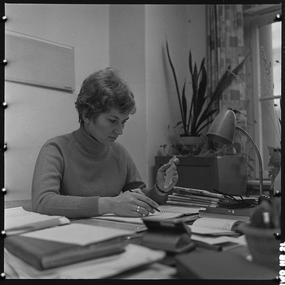 VEB Narva Kombinat, Bild 18: Frau am Schreibtisch in der Abteilung "Drahtzug". SW-Foto, 1969 © Kurt Schwarz. (Kurt Schwarz CC BY-NC-SA)
