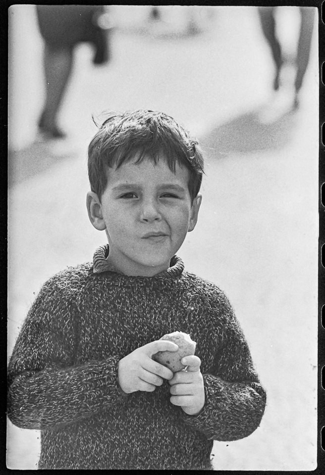 Kleiner Junge mit einer angebissenen Pellkartoffel in der Hand, 1966. SW-Foto © Kurt Schwarz. (Kurt Schwarz CC BY-NC-SA)