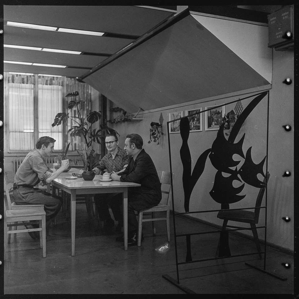 VEB Narva Kombinat, Bild 22: Blick in einen Aufenthaltsraum der Abteilung "Drahtzug" mit drei Männern an einem Tisch sitzend. SW-Foto, 1969 © Kurt Schwarz. (Kurt Schwarz CC BY-NC-SA)