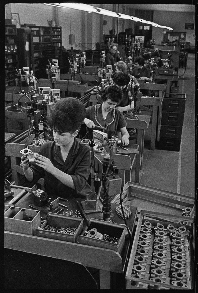 VEB Berliner Vergaser- und Filterwerke (BVF), Bild 1: Blick in einen Produktionssaal mit Frauen, die Teile für Vergaser montieren. SW-Foto, Ende 1960er Jah (Kurt Schwarz CC BY-NC-SA)