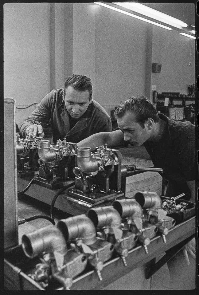 VEB Berliner Vergaser- und Filterwerke (BVF), Bild 2: Zwei Männer bei der Überprüfung von Vergaserteilen. SW-Foto, Ende 1960er Jahre © Kurt Schwarz. (Kurt Schwarz CC BY-NC-SA)