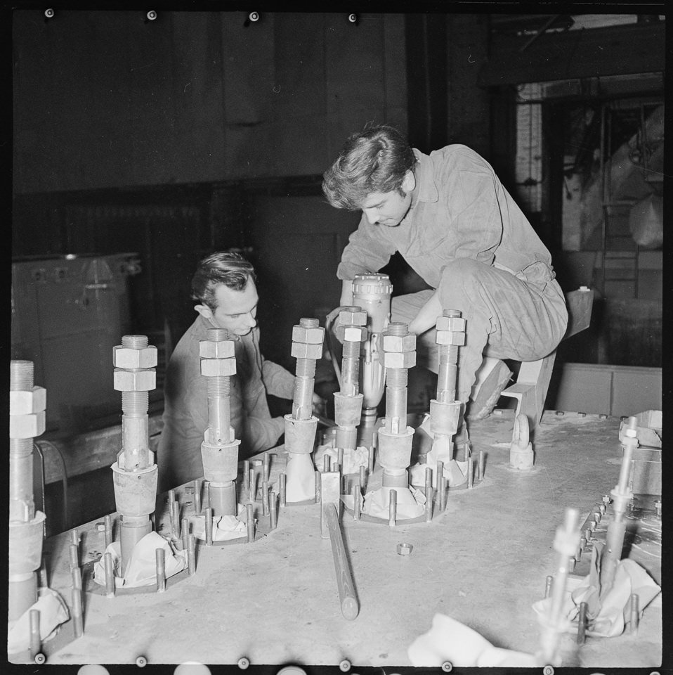 Transformatorenwerk Oberschöneweide (TRO), Bild 2: Zwei Männer bei der Montage eines Leistungstransformators. SW-Foto, 1962 © Kurt Schwarz. (Kurt Schwarz CC BY-NC-SA)