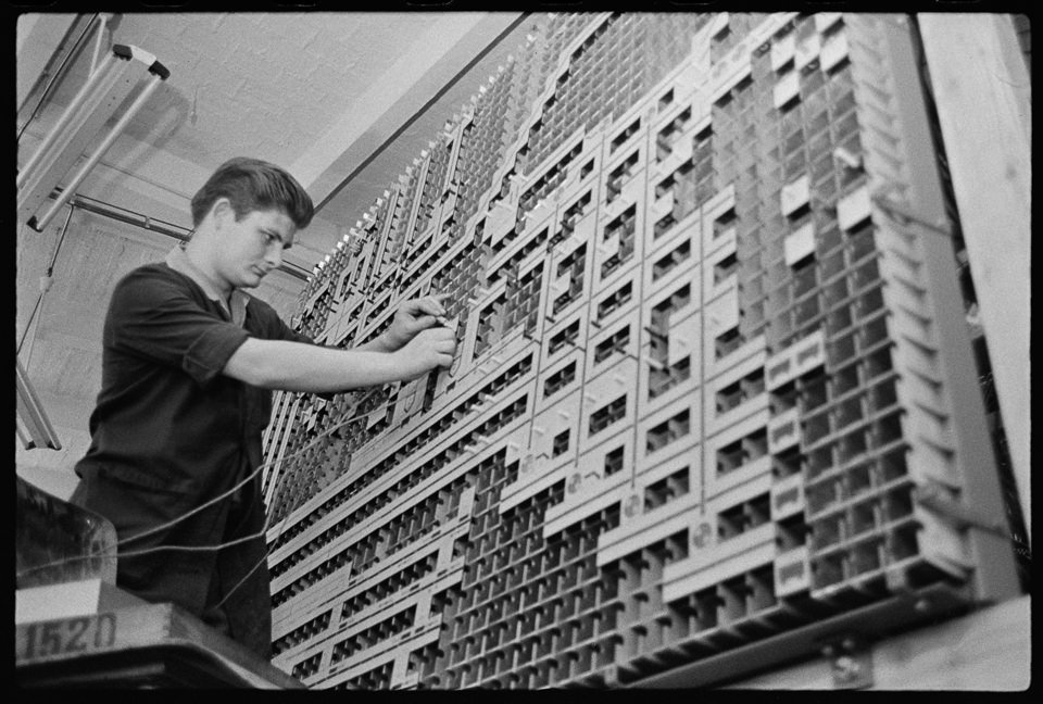 VEB Werk für Signal- und Sicherungstechnik Berlin, Bild 1: Mann beim Bestücken einer Steuerungseinheit. SW-Foto, 1963 © Kurt Schwarz. (Kurt Schwarz CC BY-NC-SA)