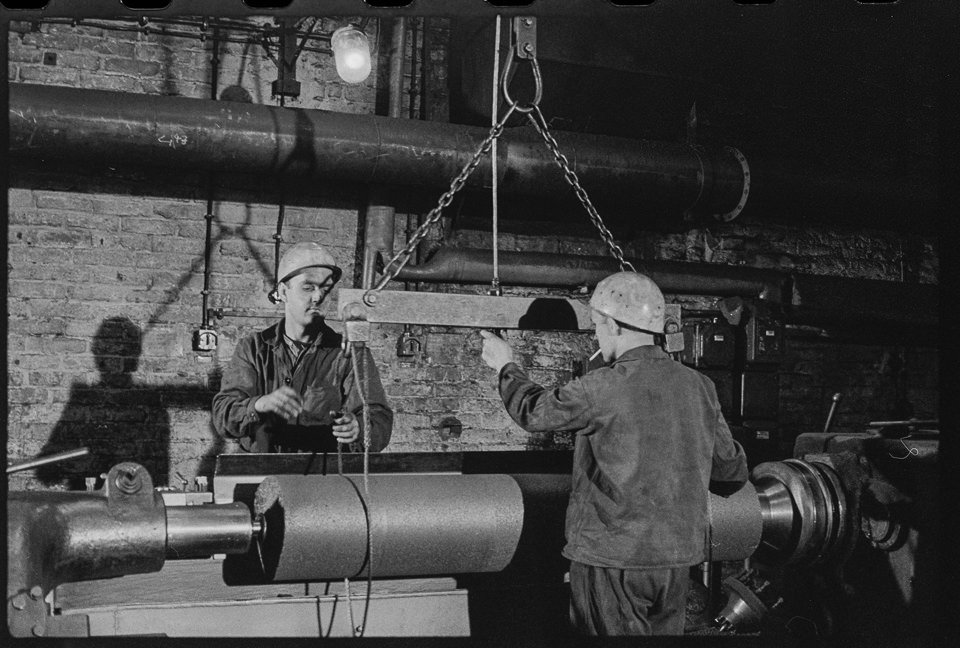 VEB Elektrokohle Lichtenberg, Bild 1: Zwei Männer bei der Einrichtung eines Werkstücks. SW-Foto, 1963 © Kurt Schwarz. (Kurt Schwarz CC BY-NC-SA)
