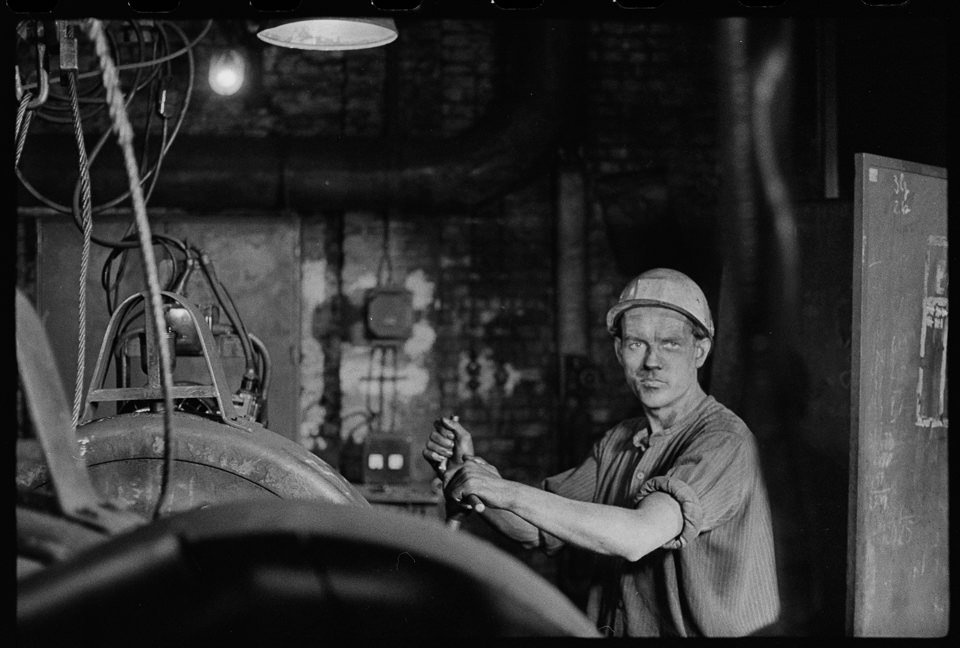 VEB Elektrokohle Lichtenberg, Bild 2: Porträt eines Mannes an einer Maschine. SW-Foto, 1963 © Kurt Schwarz. (Kurt Schwarz CC BY-NC-SA)