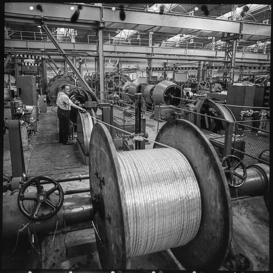 Kabelwerk Oberspree (KWO), Bild 1: Blick in die Fabrikhalle mit großer Kabeltrommel im Vordergrund. SW-Foto, 1969 © Kurt Schwarz. (Kurt Schwarz CC BY-NC-SA)