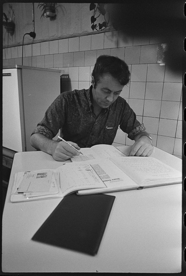 Kabelwerk Oberspree (KWO), Bild 4: Mann bei der Schreibarbeit mit Brigadebuch. SW-Foto, September 1970 © Kurt Schwarz. (Kurt Schwarz CC BY-NC-SA)