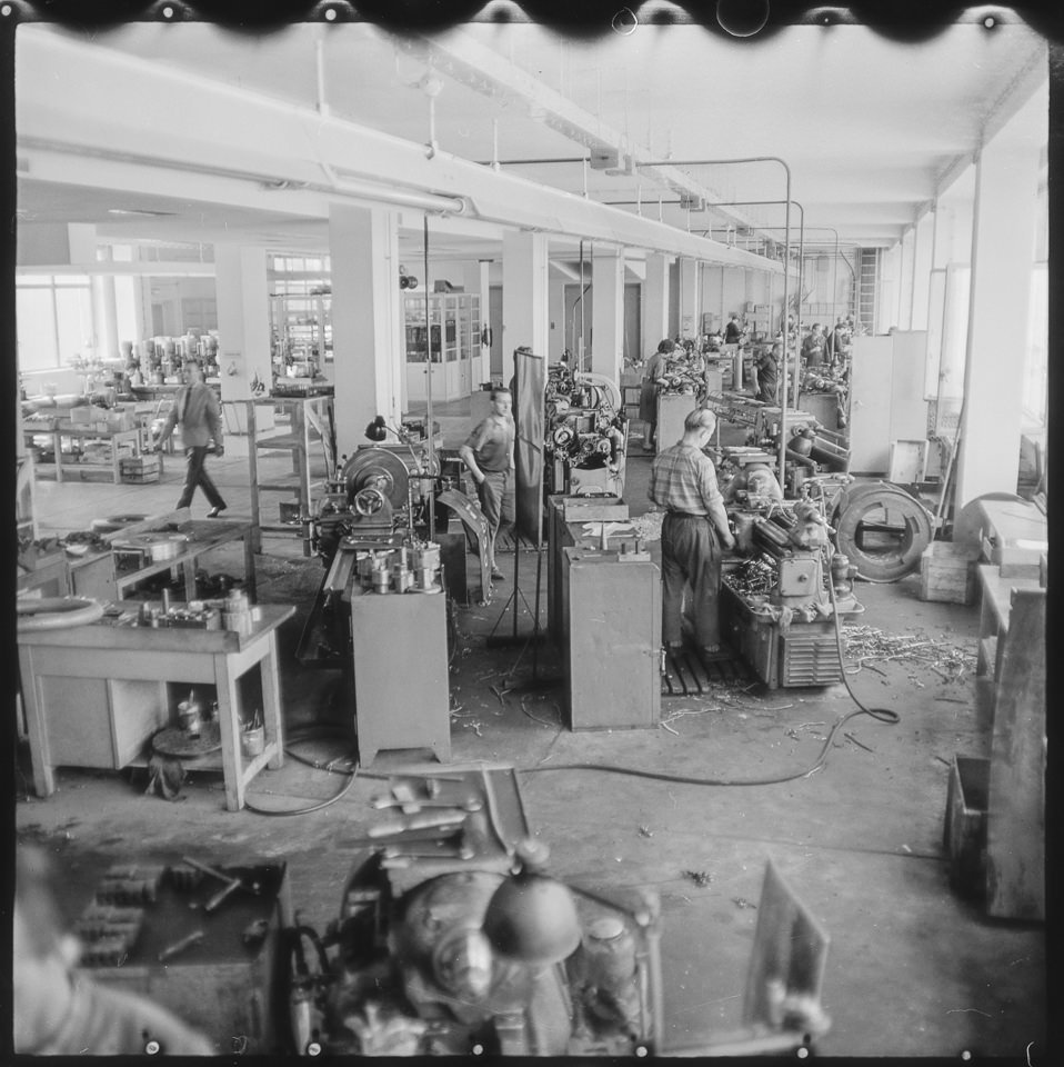 Blick in einen Fabriksaal des VEB Funkwerk in Köpenick mit Mitarbeitern. SW-Foto, 1960er Jahre © Kurt Schwarz. (Kurt Schwarz CC BY-NC-SA)