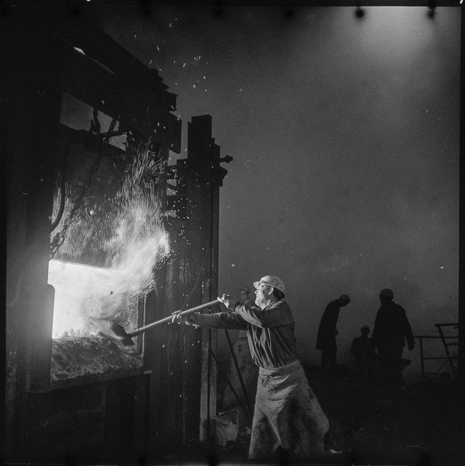 Mann beim Befeuern eines Schmelzofens im VEB Berliner Metallhütten- und Halbzeugwerke (BMHW) in Berlin Schöneweide. SW-Foto, 1967 © Kurt Schwarz. (Kurt Schwarz CC BY-NC-SA)