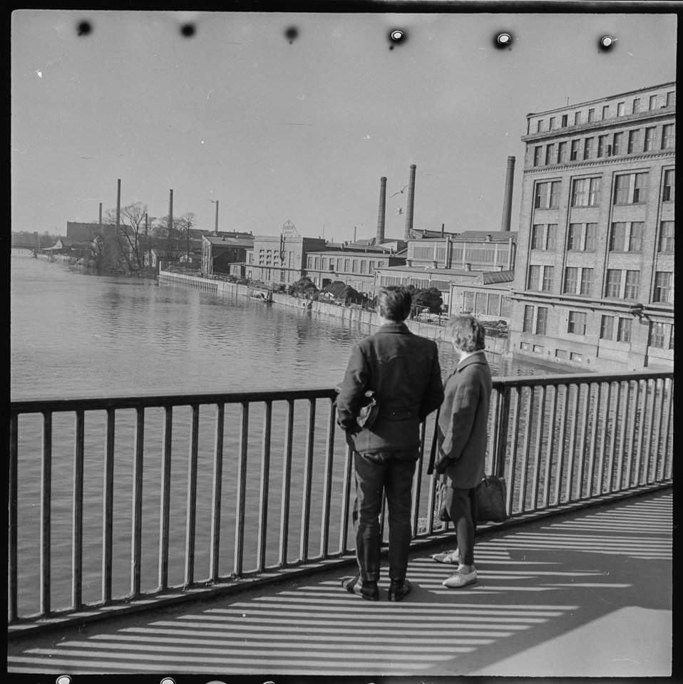 Ein Paar schaut von der Treskowbrücke in Berlin Schöneweide gen Nordwesten über die Spree. SW-Foto, 1963 © Kurt Schwarz. (Kurt Schwarz CC BY-NC-SA)