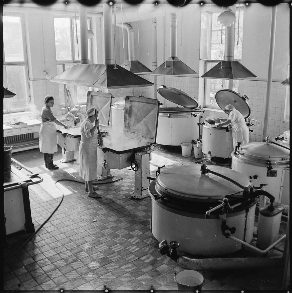 VEB Chemische Fabrik Grünau, Bild 2: Blick in die Großküche mit drei Köchinnen bei der Arbeit. SW-Foto, 1960er Jahre © Kurt Schwarz. (Kurt Schwarz CC BY-NC-SA)