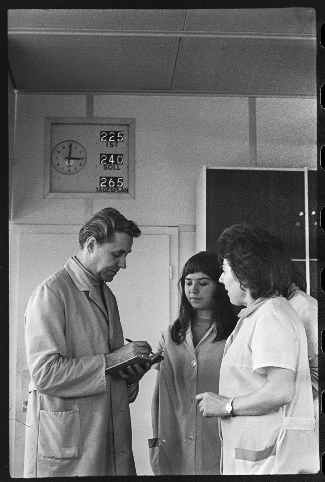 VEB Stern-Radio Berlin, Bild 2: Planbesprechung vor Tages-Ergebnisanzeige. SW-Foto, 1969 © Kurt Schwarz. (Kurt Schwarz CC BY-NC-SA)