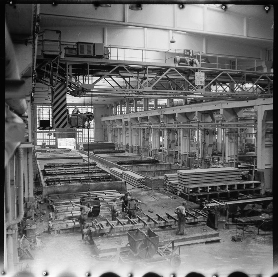 VEB Betonwerk Köpenick, Bild 1: Blick in die gewaltige Fabrikhalle mit Verladekran für die Betonplatten. SW-Foto, 1962 © Kurt Schwarz. (Kurt Schwarz CC BY-NC-SA)