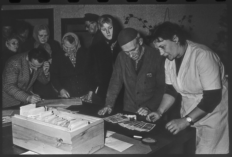 LPG "1. Mai" Berlin-Wartenberg, Bild 3: Im Büro der LPG werden Prämien ausgezahlt. SW-Foto, 1960er Jahre © Kurt Schwarz. (Kurt Schwarz CC BY-NC-SA)