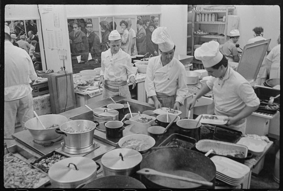 Köche in der Großküche einer Ostberliner Kantine, , 1966. SW-Foto © Kurt Schwarz. (Kurt Schwarz CC BY-NC-SA)