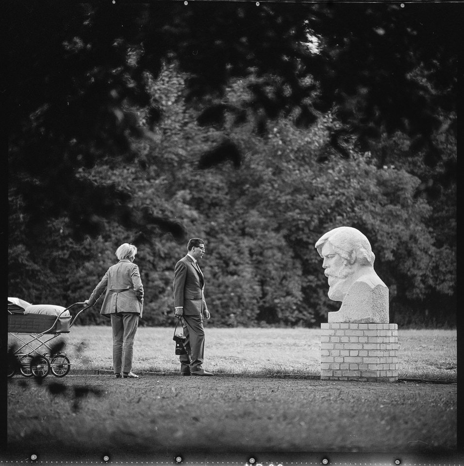 Ausstellung "Plastik und Blumen" im Treptower Park, Bild 2: Ein junges Paar betrachtet die Bechterew Büste. SW-Foto, Juli 1969 © Kurt Schwarz. (Kurt Schwarz CC BY-NC-SA)