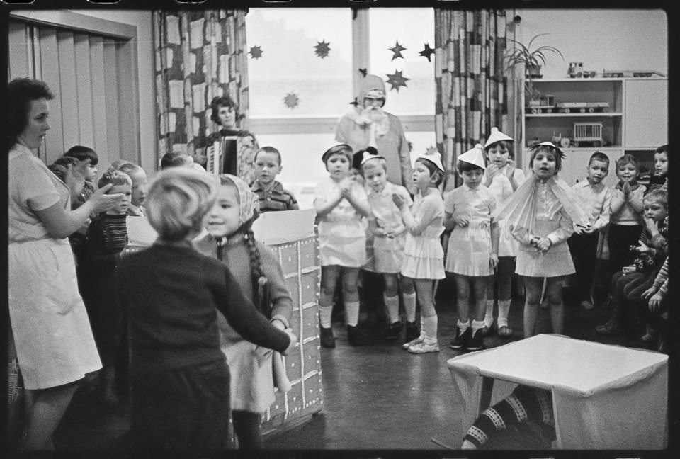 Weihnachtsfeier in einem Kindergarten in Weissensee, Bild 1: Kostümierte Kinder beim Singen und Tanzen. SW-Foto, Dezember 1965 © Kurt Schwarz. (Kurt Schwarz CC BY-NC-SA)