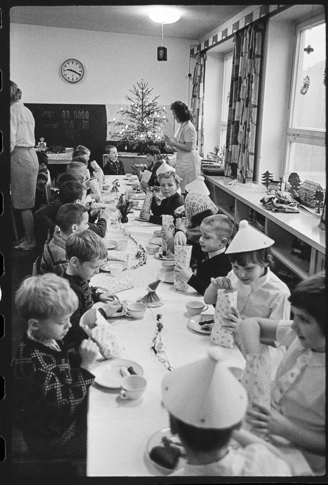 Weihnachtsfeier in einem Kindergarten in Weissensee, Bild 2: Kinder an einer Tafel. SW-Foto, Dezember 1965 © Kurt Schwarz. (Kurt Schwarz CC BY-NC-SA)