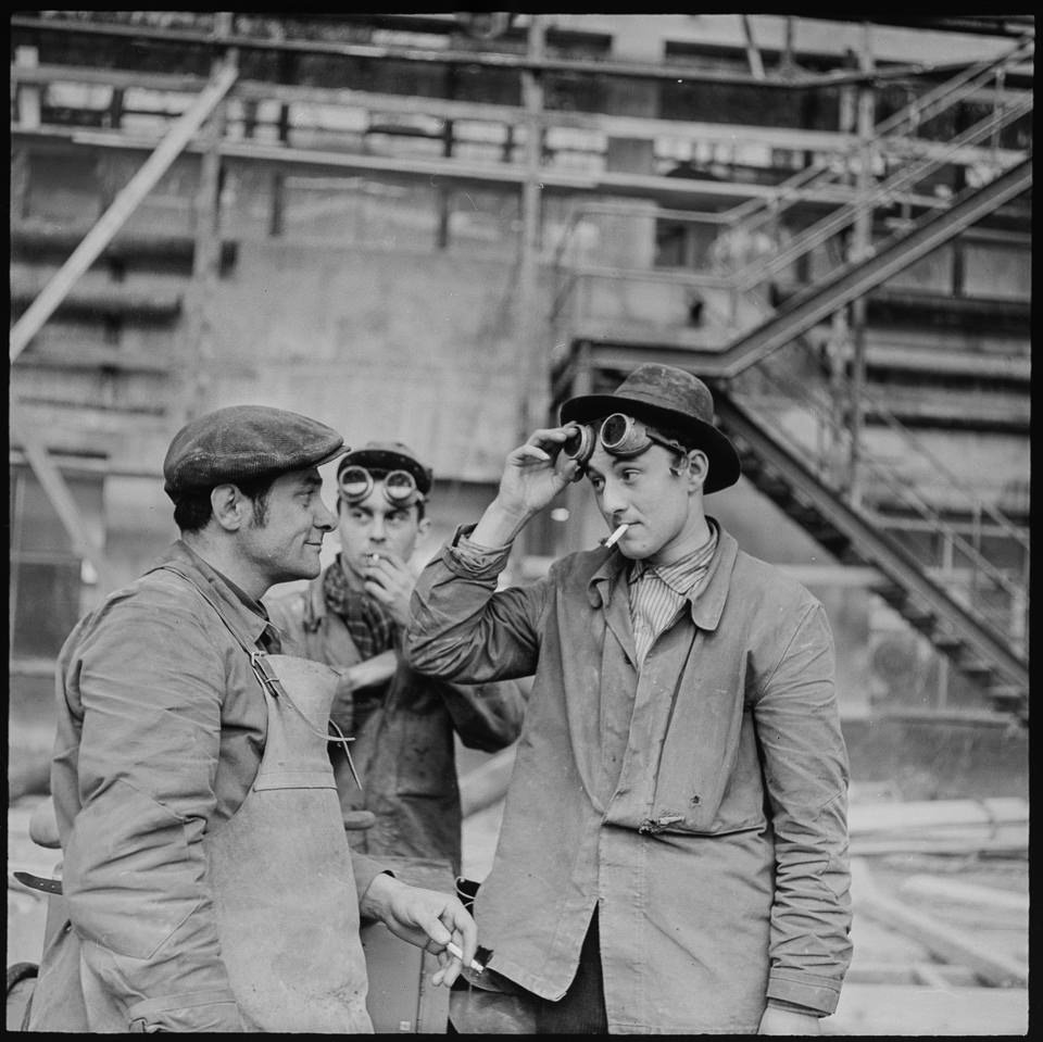 Bauarbeiter, Bild 1: Drei Arbeiter in einer Arbeitspause beim Rauchen. SW-Foto, 1960er Jahre © Kurt Schwarz. (Kurt Schwarz CC BY-NC-SA)