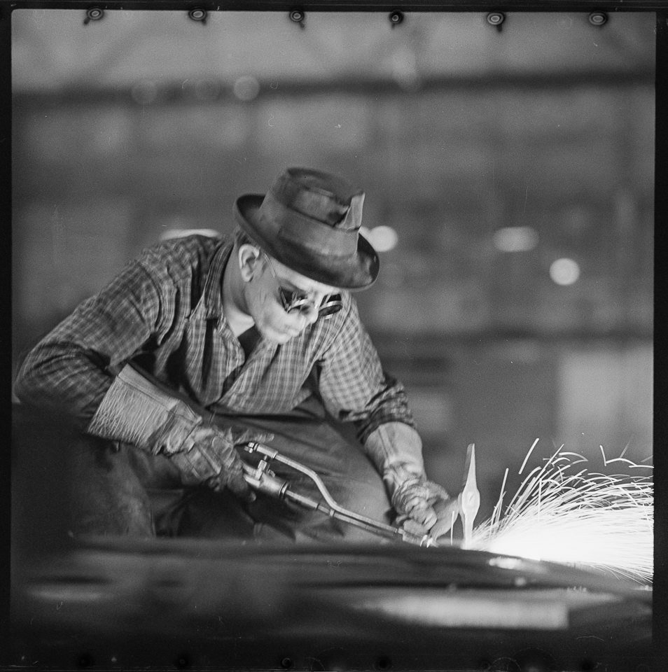 Bauarbeiter, Bild 2: Mann bei Schweißarbeiten. SW-Foto, 1960er Jahre © Kurt Schwarz. (Kurt Schwarz CC BY-NC-SA)
