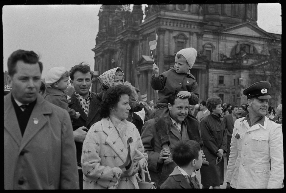 1. Mai Demonstration, Bild 1: Demonstranten vor dem Berliner Dom. SW-Foto, Anfang der 1960er Jahre © Kurt Schwarz. (Kurt Schwarz CC BY-NC-SA)