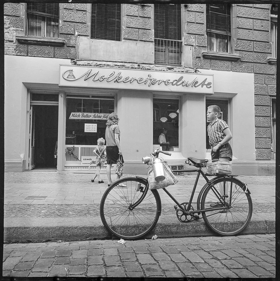 Geschäft für Molkereiprodukte, 1961. SW-Foto © Kurt Schwarz. (Kurt Schwarz CC BY-NC-SA)