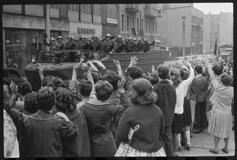 1. Mai Demonstration, Bild 2: NVA Soldaten paradieren in einem Militärfahrzeug. SW-Foto, Anfang der 1960er Jahre © Kurt Schwarz. (Kurt Schwarz CC BY-NC-SA)