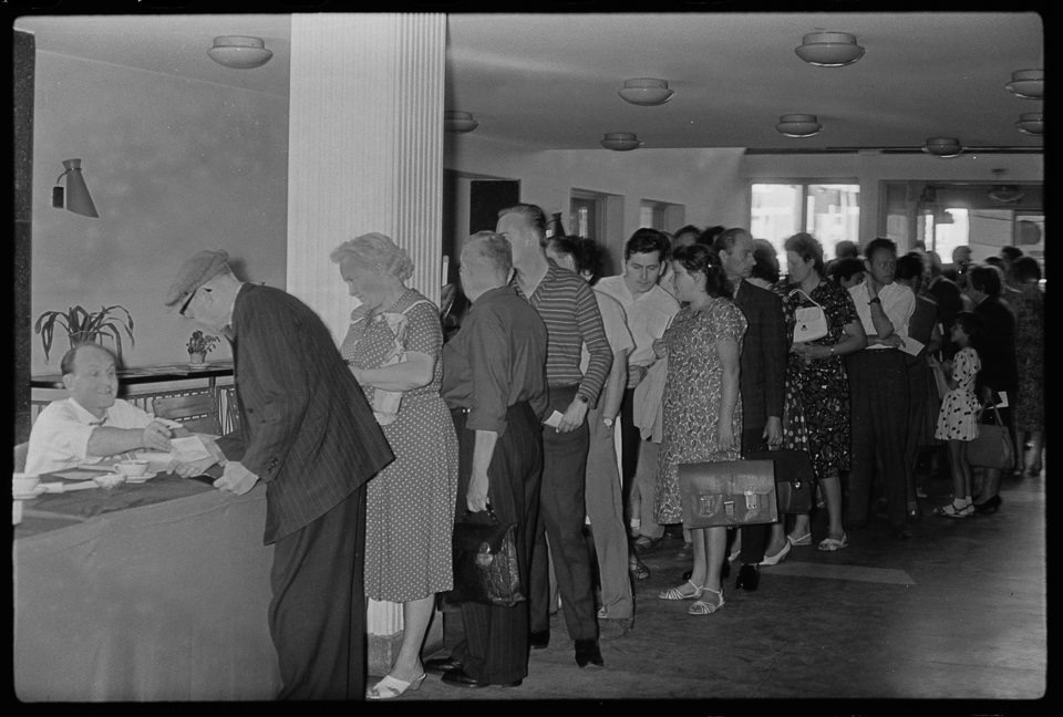 DDR Kommunahlwahlen am 17.09.1961, Bild 1: Lange Schlange von Wählern in einem Wahlbüro. SW-Foto, 17.09.1961 © Kurt Schwarz. (Kurt Schwarz CC BY-NC-SA)