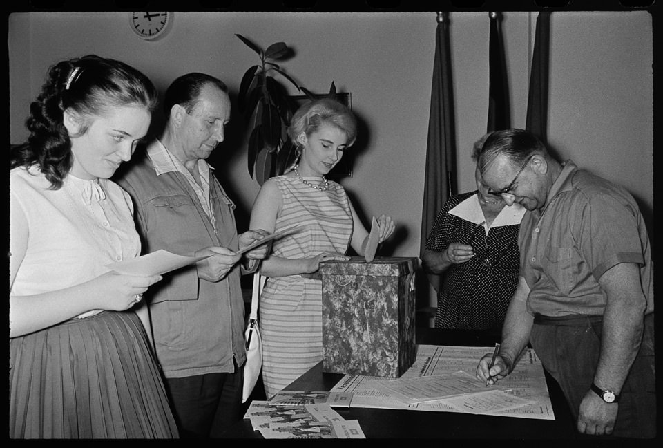 DDR Kommunahlwahlen am 17.09.1961, Bild 2: Junge Frau bei der Abgabe ihres Wahlscheins. SW-Foto, 17.09.1961 © Kurt Schwarz. (Kurt Schwarz CC BY-NC-SA)