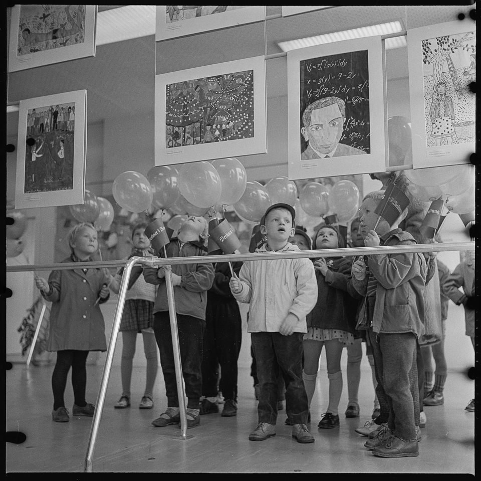 Eine Gruppe von Kindern bei der Ausstellung des Zeichenwettbewerbs der Berliner Zeitung. SW-Foto, Oktober 1964 © Kurt Schwarz. (Kurt Schwarz CC BY-NC-SA)