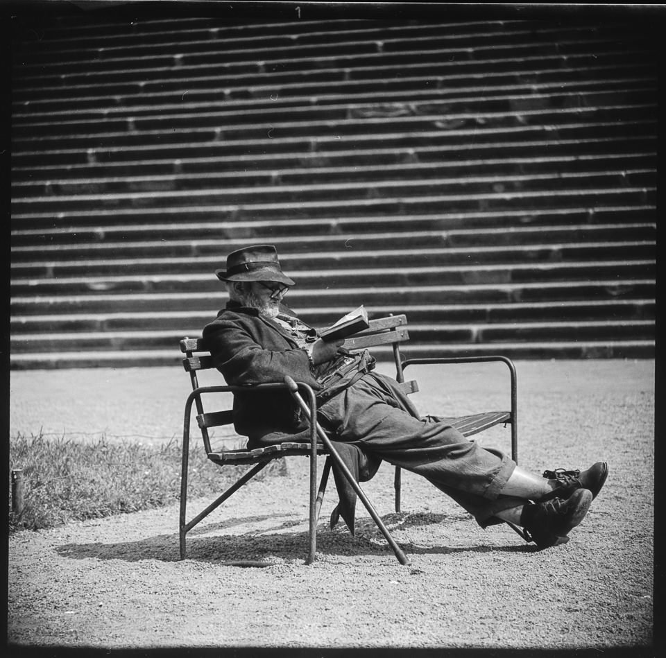 Alter Mann liest auf einer Bank. SW-Foto, 1960er Jahre © Kurt Schwarz. (Kurt Schwarz CC BY-NC-SA)