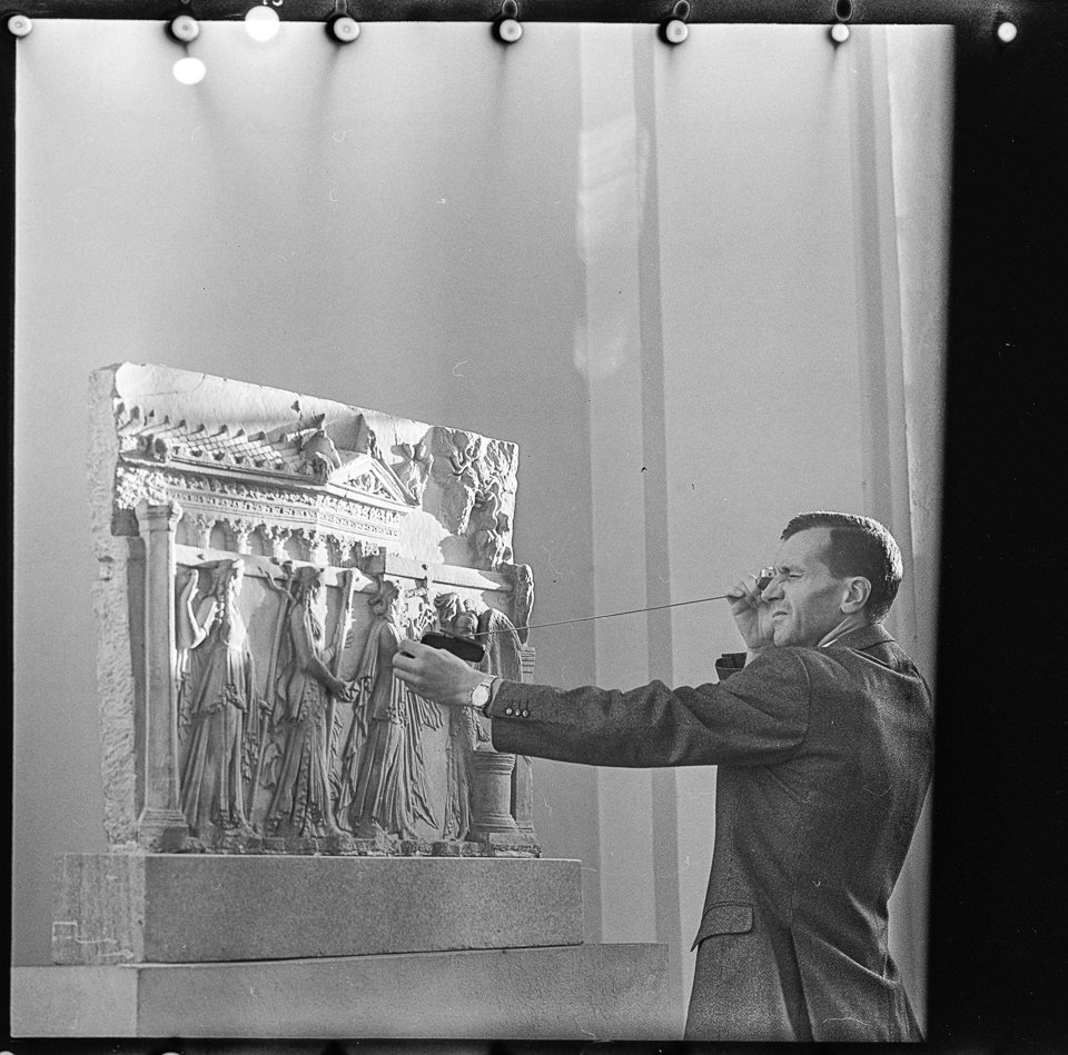 Mann mit Minox Kamera im Pergamonmuseum. SW-Foto, 1960er Jahre © Kurt Schwarz. (Kurt Schwarz CC BY-NC-SA)