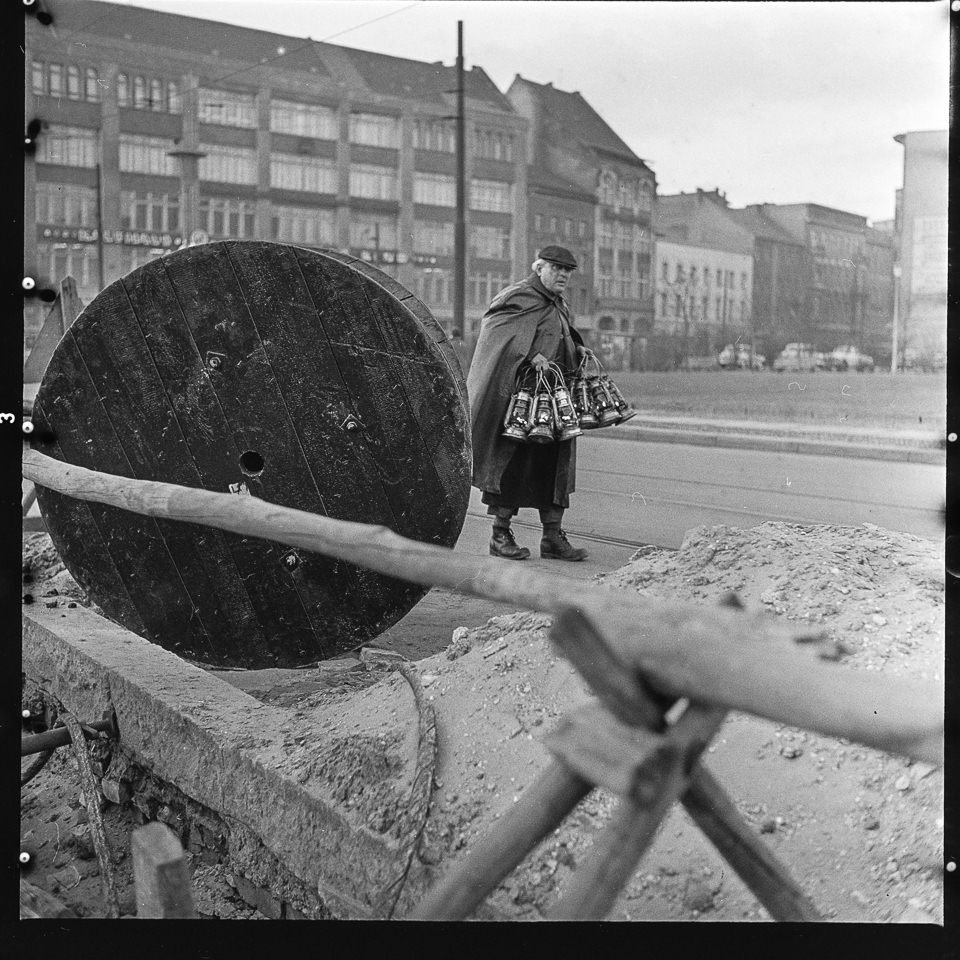 Laternenmann am Hackeschen Markt. SW-Foto, 1960er Jahre © Kurt Schwarz. (Kurt Schwarz CC BY-NC-SA)