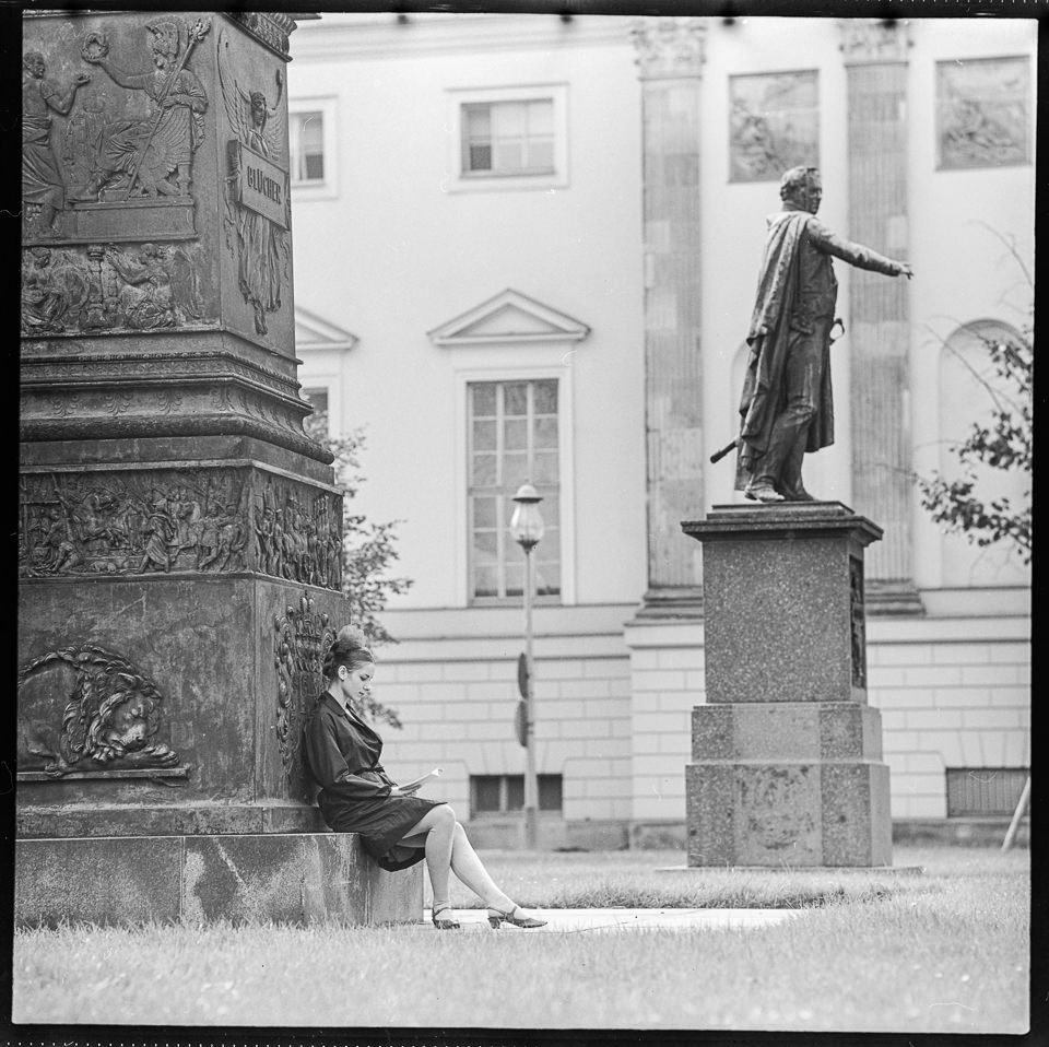 Junge Frau beim Lesen in der Grünanlage zwischen der Staatsoper und dem Operncafé Unter den Linden. SW-Foto, 1968 © Kurt Schwarz. (Kurt Schwarz CC BY-NC-SA)