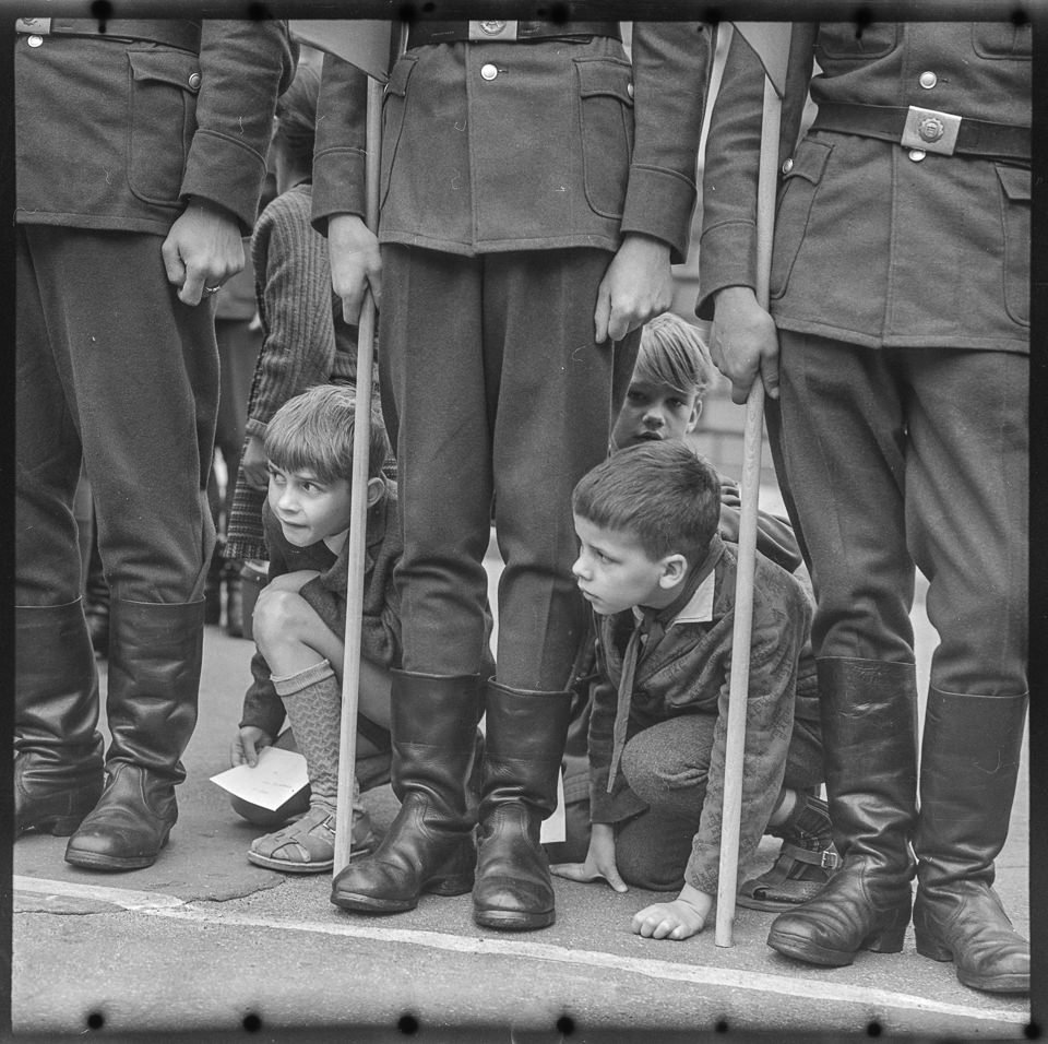 Kinder mit Soldaten (Originaltitel des Fotografen). SW-Foto, 1960er Jahre © Kurt Schwarz. (Kurt Schwarz CC BY-NC-SA)