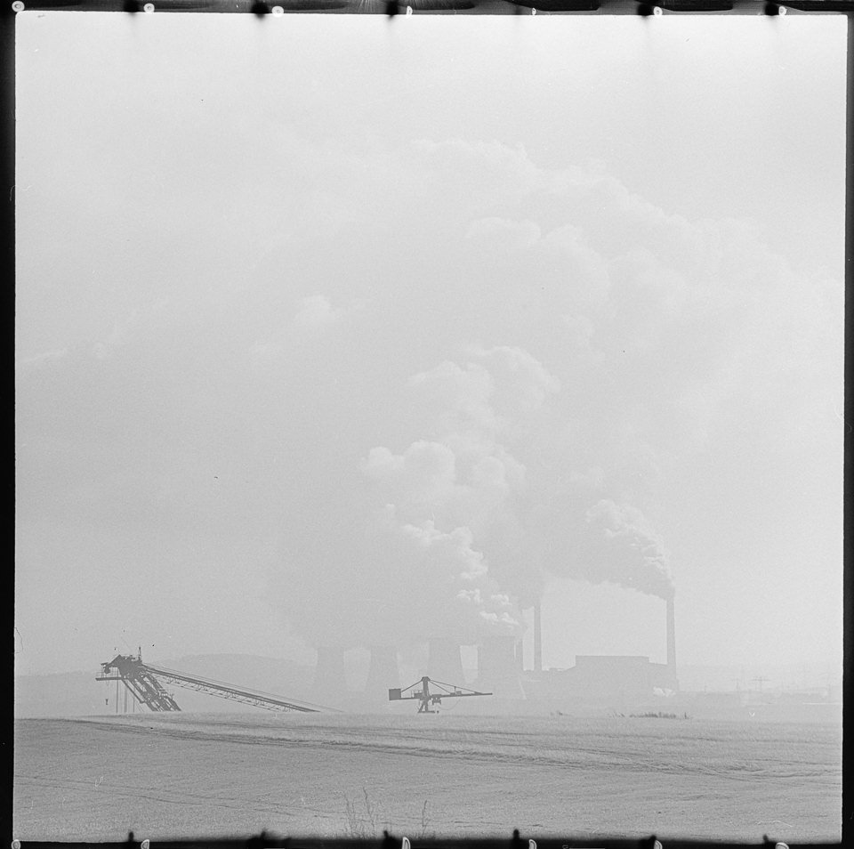 Diesige Landschaft mit Tagebau und Kraftwerk im Hintergrund. SW-Foto, wahrscheinlich 1960er Jahre © Kurt Schwarz. (Kurt Schwarz CC BY-NC-SA)