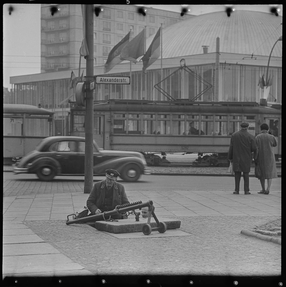 Straßen - Kurioses, Bild 2: Zwei Männer arbeiten an einem geöffneten Straßenschacht an der Alexanderstraße gegenüber der Kongresshalle. SW-Foto, 1960er Jah (Kurt Schwarz CC BY-NC-SA)