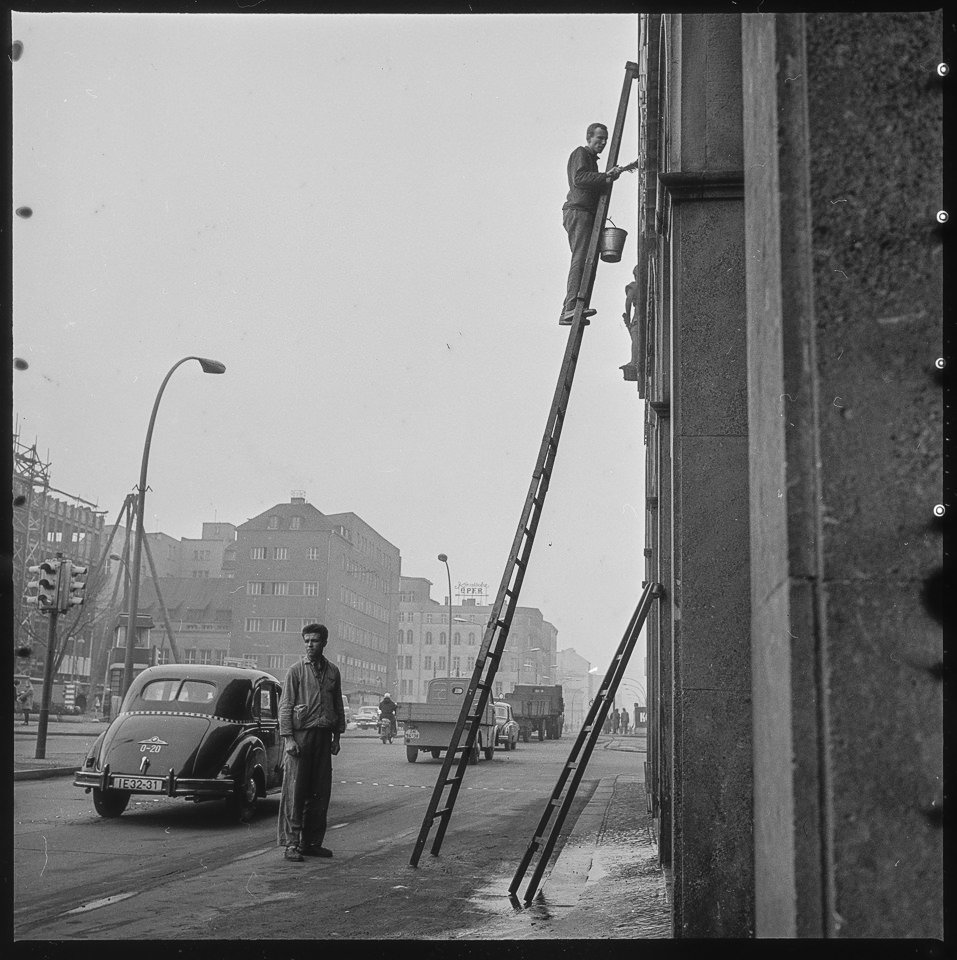 Unter den Linden - Arbeiter bei der Fassadenreinigung. SW-Foto, 1968 © Kurt Schwarz. (Kurt Schwarz CC BY-NC-SA)