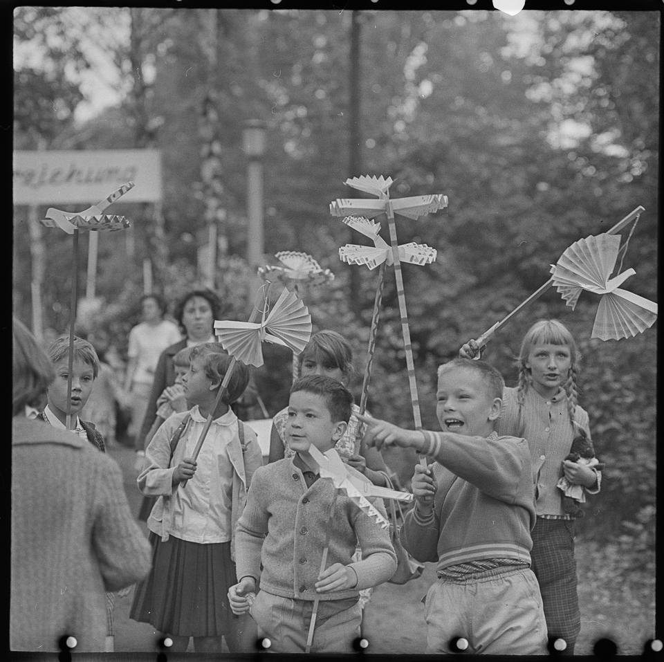 Kinder mit Friedenstauben (Originaltitel des Fotografen). SW-Foto, 1960er Jahre © Kurt Schwarz. (Kurt Schwarz CC BY-NC-SA)