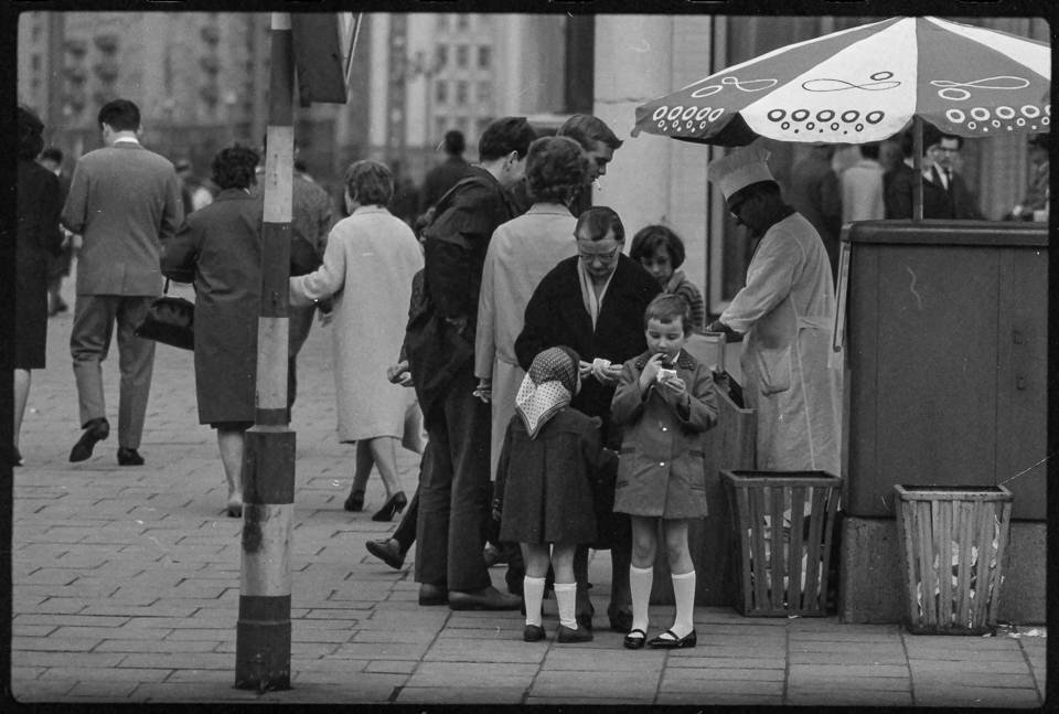 Straßenstand mit Eiskrem, 1965. SW-Foto © Kurt Schwarz. (Kurt Schwarz CC BY-NC-SA)