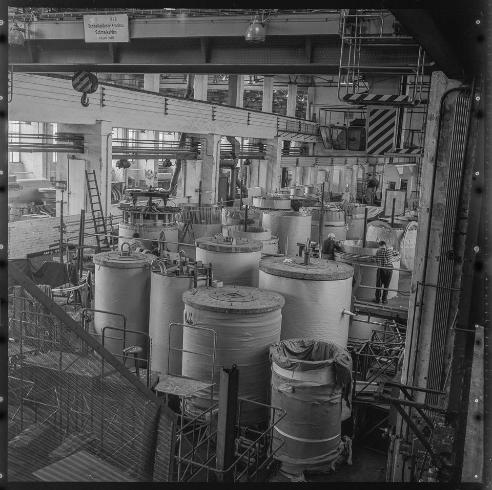 Transformatorenwerk Oberschöneweide (TRO), Bild 1: Blick in eine Fabrikhalle mit den Spulen für den Großtrafobau. SW-Foto, 1970 © Kurt Schwarz. (Kurt Schwarz CC BY-NC-SA)