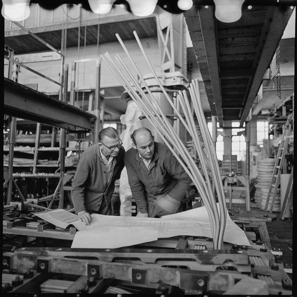 Transformatorenwerk Oberschöneweide (TRO), Bild 3: Zwei Männer studieren Konstruktionspläne. SW-Foto, 1970 © Kurt Schwarz. (Kurt Schwarz CC BY-NC-SA)